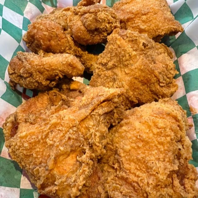 8pc Classic Mixed Chicken Box w/Rolls.