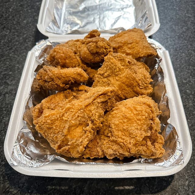 8pc Classic Mixed Chicken Box w/Rolls.